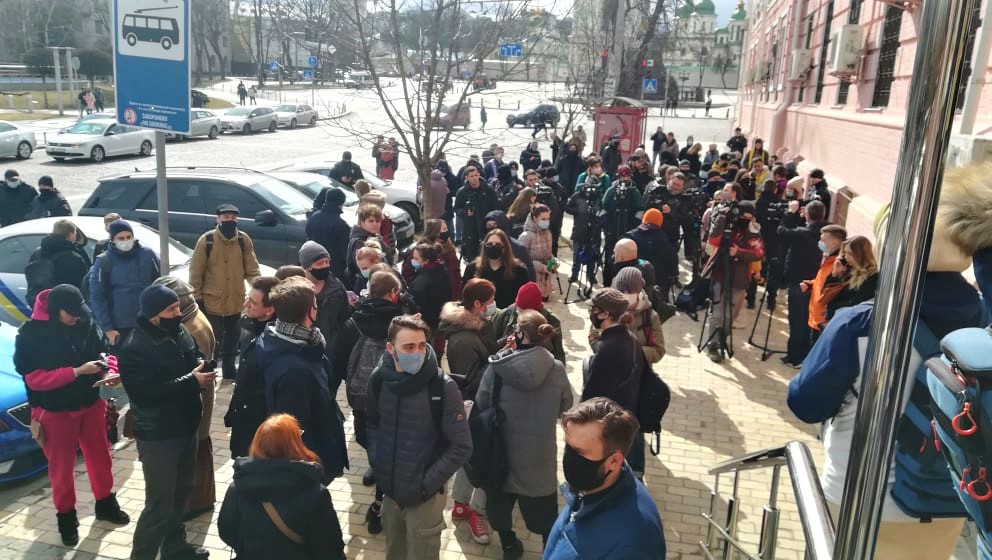 В Киеве под судом, где должны избирать меру пресечения Владу Сорду, собираются люди