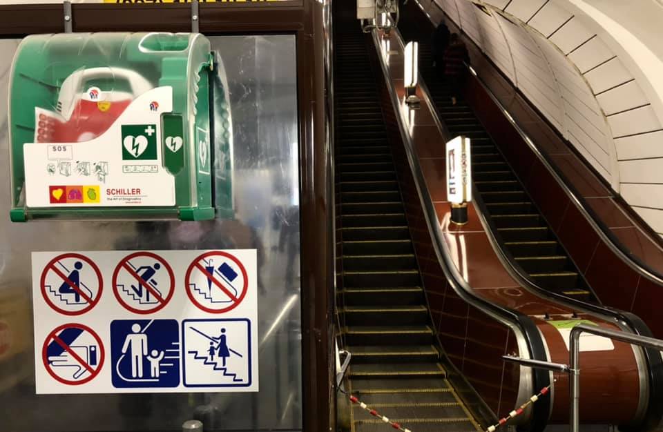 У київському метро завдяки дефібрилятору врятували людині життя