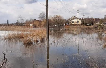 У Млинові на Рівненщині затопило подвір'я, а насосна станція виявилася занедбаною та нічийною