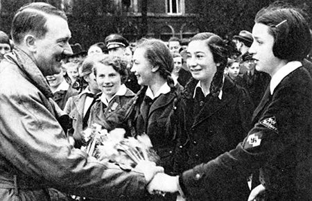 Авторка книги «Фурії Гітлера» намагається описати долі жінок, які без офіційних посад у Третьому Рейху чинили Голокост — перекладачка