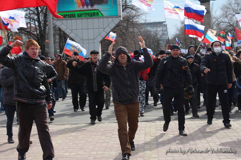 Натовп звезли з області, луганчан було небагато — Васильєв про напад на луганський Євромайдан 9 березня 2014-го