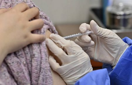В Україні від COVID-19 першою дозою вакцинували вже понад 108 тисяч людей
