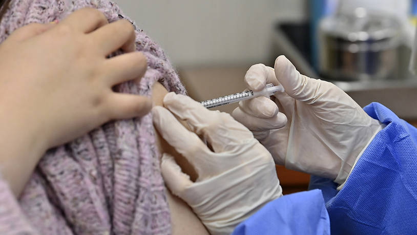 В Україні від COVID-19 першою дозою вакцинували вже понад 108 тисяч людей