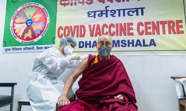 Далай-лама вакцинувався від COVID-19 і закликав людей «бути сміливими»