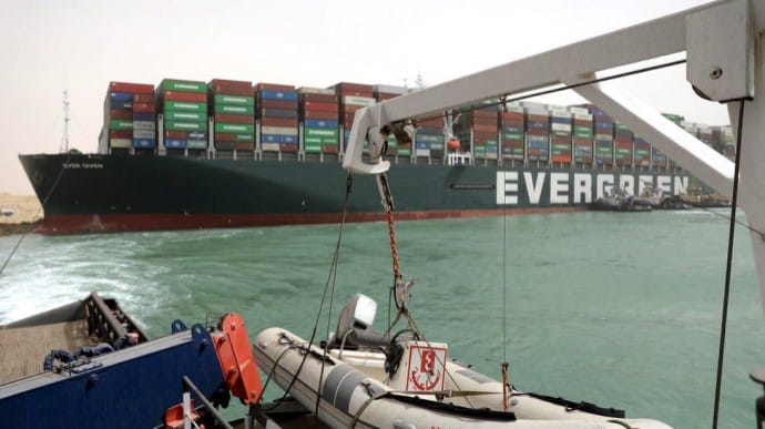 Контейнеровоз, що заблокував Суецький канал, зрушили з мілини