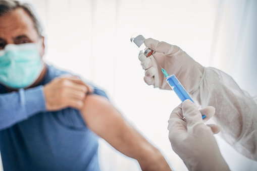 За сутки в Украине от COVID-19 вакцинировали 2715 человек