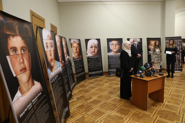 «Вірність собі — не злочин!» — у МЗС відкрилася виставка про дітей політв’язнів Кремля