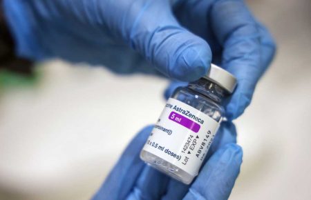 Ірландія призупиняє використання вакцини Oxford/AstraZeneca через побоювання щодо тромбів
