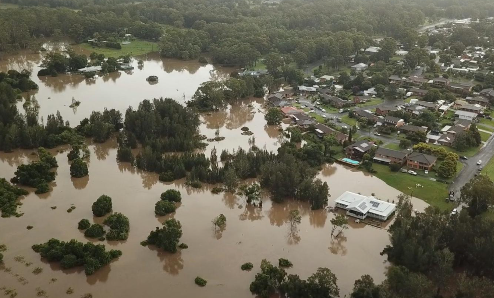 Злива в Австралії: у Новому Південному Уельсі затопило дороги, вода дістається вікон