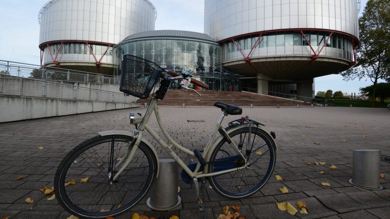 Водитель консульства РФ во Франции продавал краденые велосипеды во время работы
