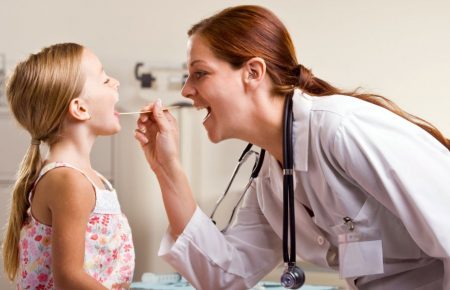 У яких випадках дитині при болю у горлі потрібно давати антибіотики, а коли цього робити не варто?
