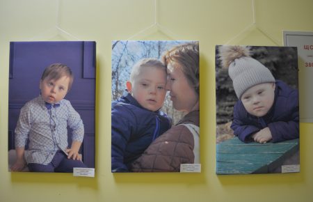 «Світло в тобі»: у Миколаєві відкрилась фотовиставка про дітей із синдромом Дауна