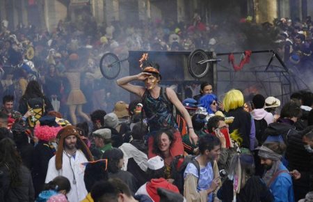 У французькому Марселі влаштували карнавал попри пандемію, мер міста обурений
