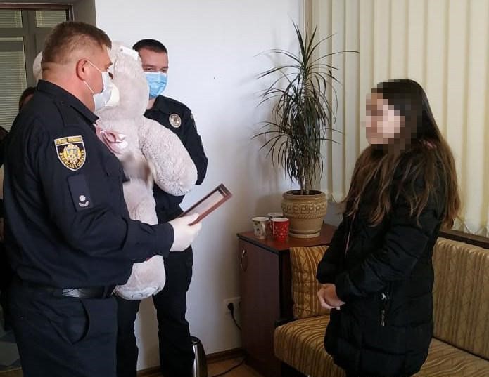 Во Львове 11-летняя девочка помогла догнать и задержать грабителя