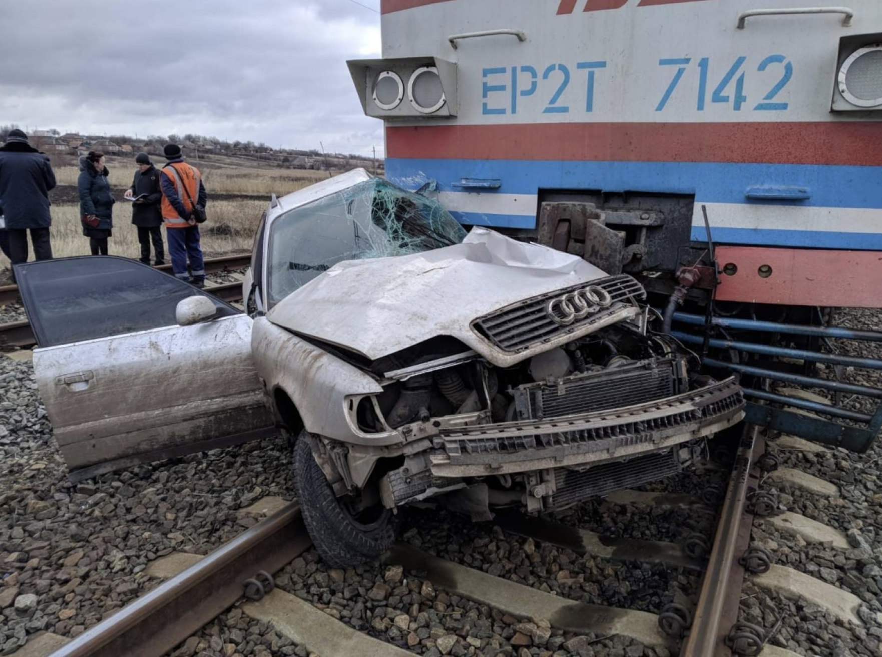 На Донетчине столкнулись поезд и легковой автомобиль, водитель авто погиб — ГСЧС