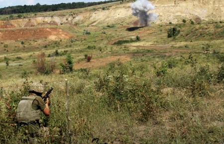 На Донбассе из-за обстрелов боевиков ранен украинский военный — ТКГ
