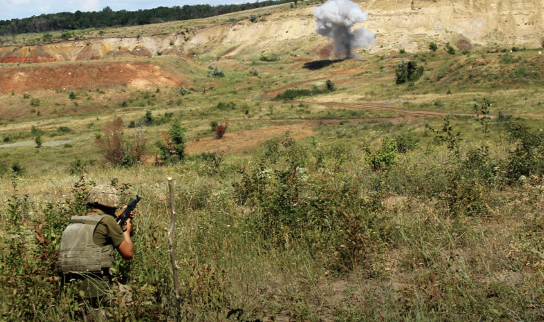 На Донбассе из-за обстрелов боевиков ранен украинский военный — ТКГ