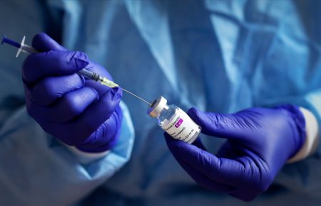 Регулятор ЄС визнав вакцину AstraZeneca безпечною та схвалив її подальше застосування