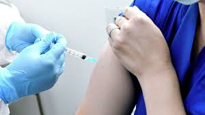 «Из-за вакцинации нельзя заразиться COVID-19»: врач опровергла распространенные мифы