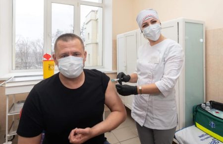 Городской голова Днепра Филатов вакцинировался от COVID-19