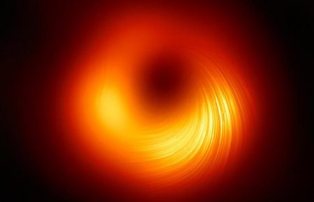 На новом изображении черной дыры видны магнитные поля, которые ее окружают (фото)
