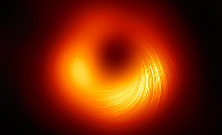 На новом изображении черной дыры видны магнитные поля, которые ее окружают (фото)