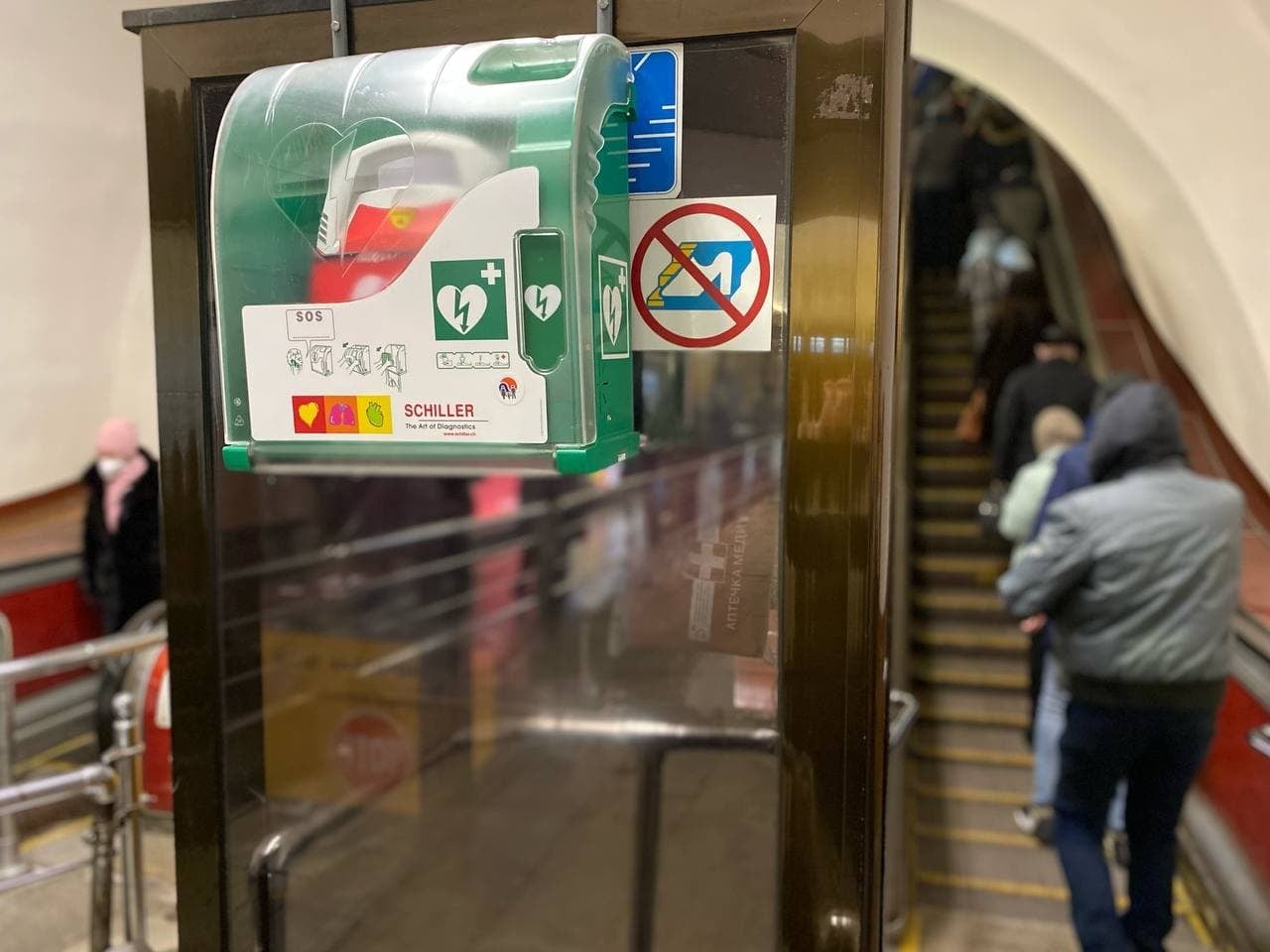 В Киеве на платформах 19 станций метро разместили дефибрилляторы