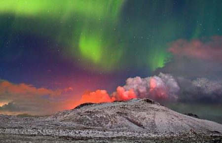 Фотограф сделал снимок северного сияния на фоне извержения вулкана в Исландии (фото)