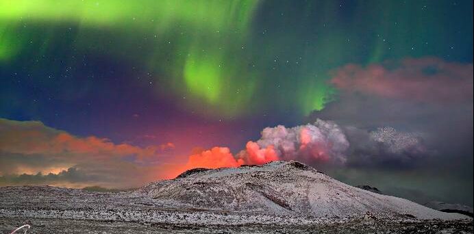 Фотограф сделал снимок северного сияния на фоне извержения вулкана в Исландии (фото)