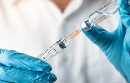 Першу дозу вакцини від COVID-19 в Україні отримали вже 198 464 людини