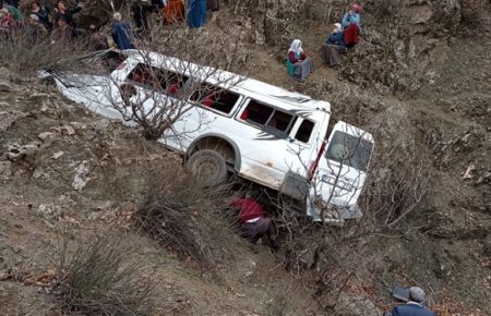 В Турции автобус упал со скалы, погибли двое школьников (фото)