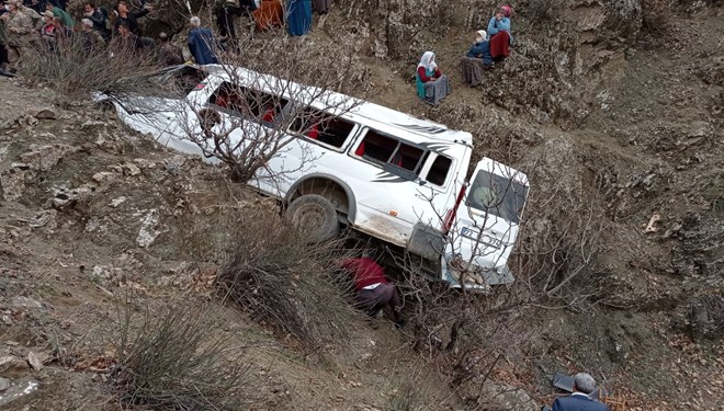В Турции автобус упал со скалы, погибли двое школьников (фото)