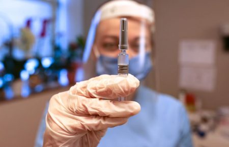 Перша людина в Україні отримала обидві дози вакцини від COVID-19 — МОЗ
