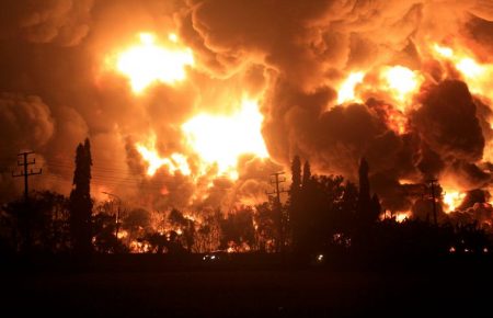 Вибух на нафтопереробному заводі в Індонезії: десятки поранених, місцеве населення евакуюють