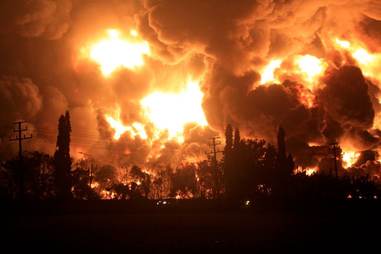 Вибух на нафтопереробному заводі в Індонезії: десятки поранених, місцеве населення евакуюють