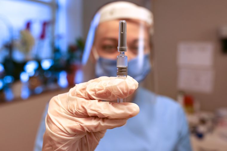 Перша людина в Україні отримала обидві дози вакцини від COVID-19 — МОЗ