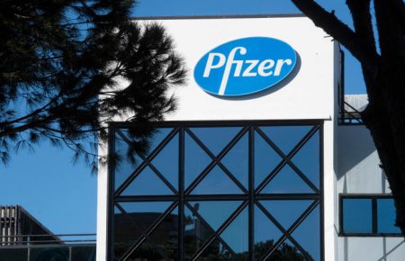 Компанія Pfizer почала випробувати на людях пігулки від коронавірусу