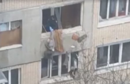 У Києві патрульні врятували чоловіка, який ледь не випав із вікна (ВІДЕО)