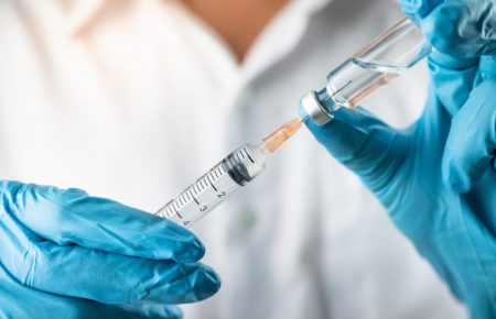 За добу в Україні від COVID-19 вакцинували 18 561 людей