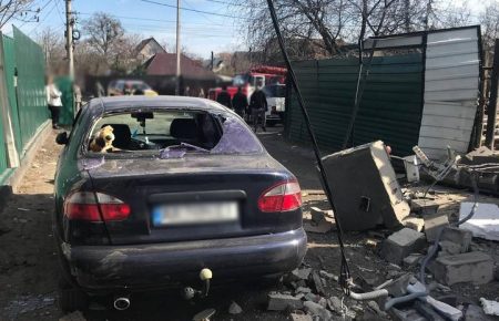 Вибух на території приватного будинку у Києві: пошкоджено паркани та стіни прилеглих будинків