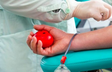В Україні була необґрунтована заборона на донорство крові серед гомосексуальних жінок і чоловіків — правозахисник