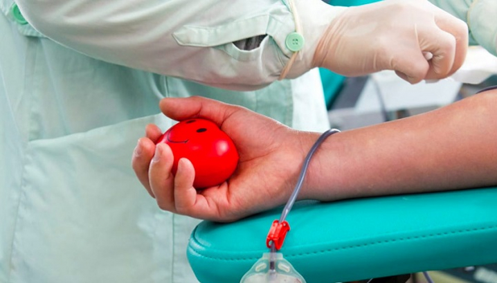 В Україні була необґрунтована заборона на донорство крові серед гомосексуальних жінок і чоловіків — правозахисник