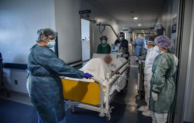 «Багато пацієнтів, які лікуються вдома, згодні і на коридор у лікарні»: у Харкові не вистачає ліжок для хворих на COVID-19