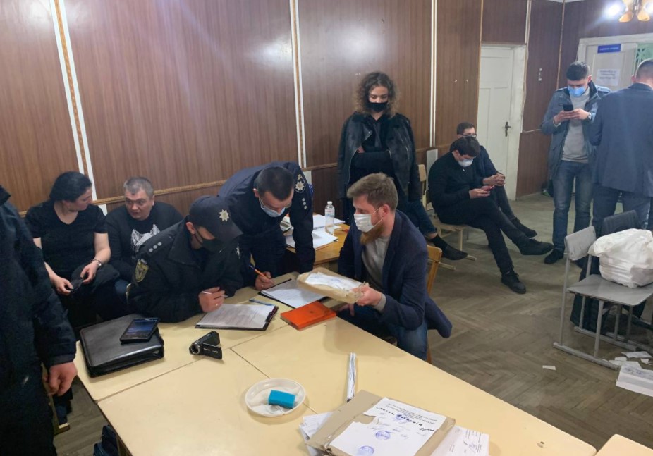 Исчезли 100 бюллетеней: На Прикарпатье на одном из участков голосование признали недействительным