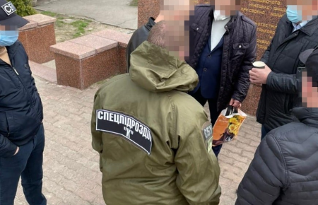 В Черновцах задержали директора перинатального центра — дал взятку за бессрочный трудовой договор