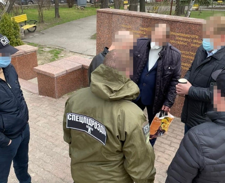У Чернівцях затримали директора перинатального центру — дав хабаря за безстрокову трудову угоду