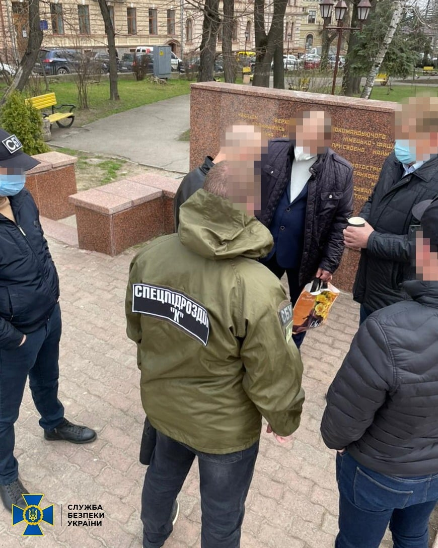 В Черновцах задержали директора перинатального центра — дал взятку за бессрочный трудовой договор
