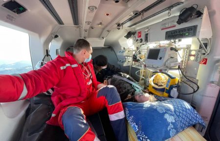 В Україні запрацювала аеромедична евакуація: пацієнтку доставили до лікарні гелікоптером