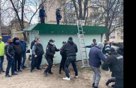 В Киеве во время демонтажа МАФов произошли столкновения с полицией: 14 человек задержали