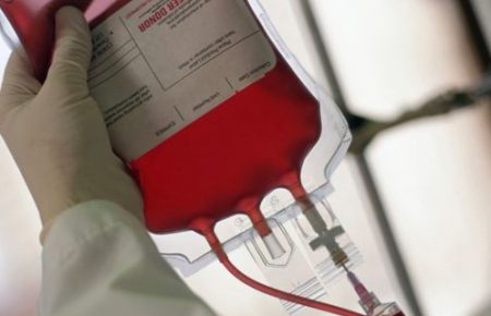 Гомосексуальні стосунки прибрали з переліку заборонних критеріїв до донорства крові — правозахисник